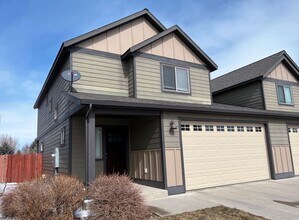 Building Photo - 3-Bedroom Townhome with Double Garage & Private Fenced Yard