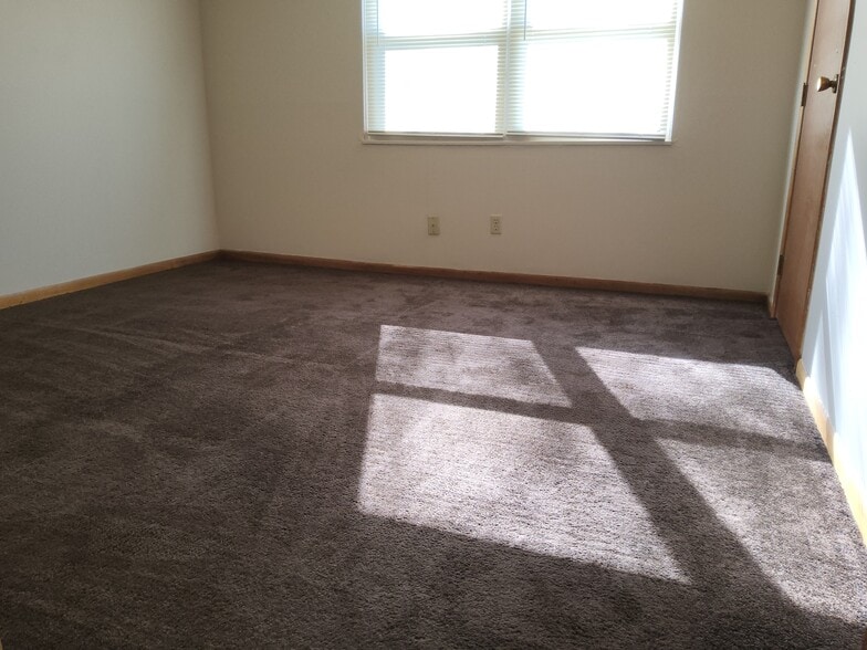 Building Photo - 1670 Colonial Dr