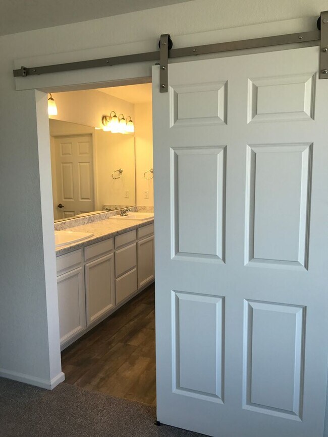 Building Photo - 3 bedroom 2 1/2 bathroom house in Commerce...