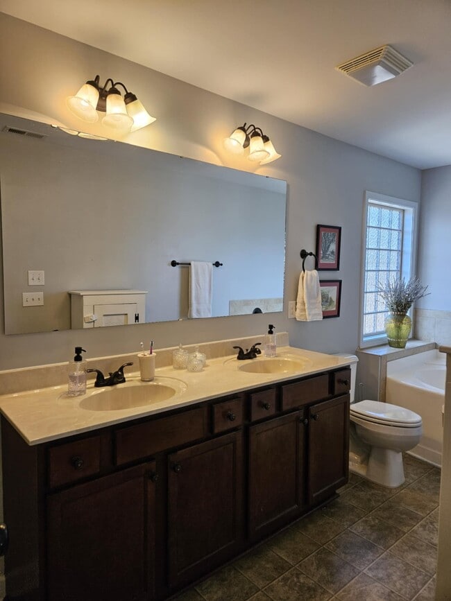 Building Photo - 307 First Post Rd