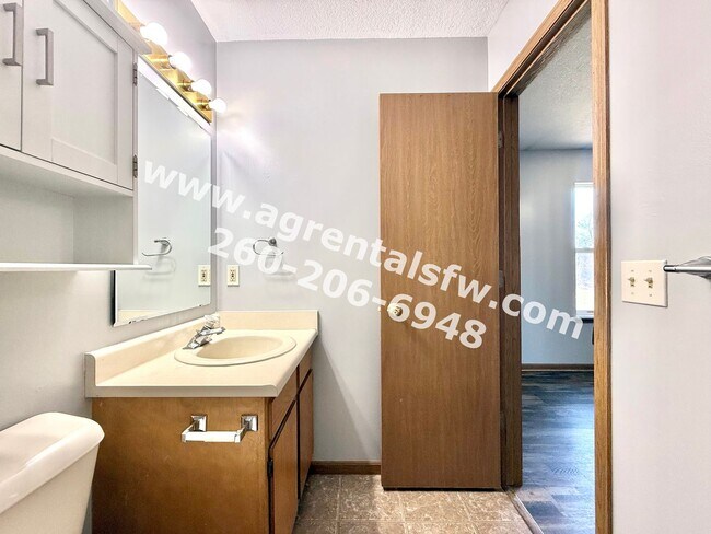 Building Photo - 3 Bedroom House