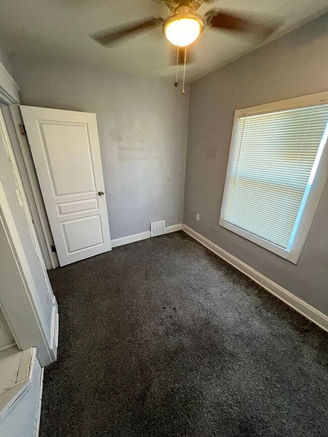 Building Photo - Spacious 5-Bedroom Home with Enclosed Porc...