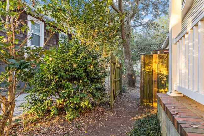 Building Photo - 912 Little Bay Ave