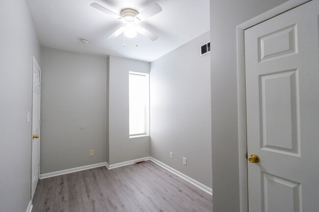 Building Photo - Newly renovated 6 bedroom 2.5 bath in Carroll Park Area