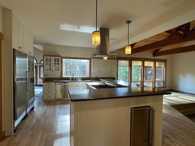 Building Photo - Luxury Mountain Retreat: 4-Bedroom Home wi...