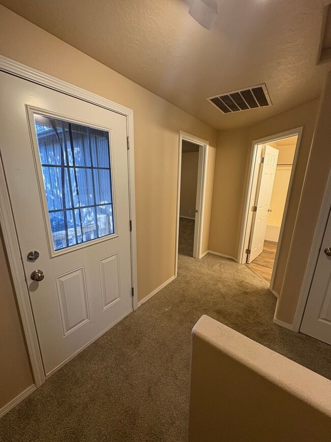 Building Photo - Updated Unit Close to Little League Fields