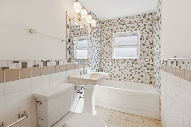 Building Photo - 2011 Brummel St