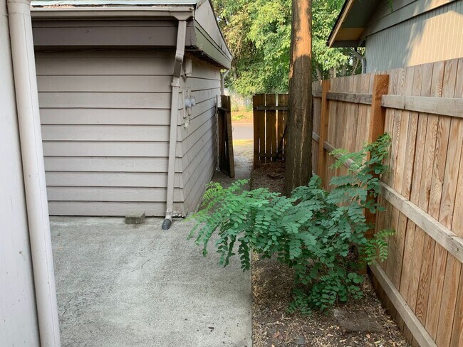 Building Photo - 2 Bedroom Duplex Near Autzen Stadium
