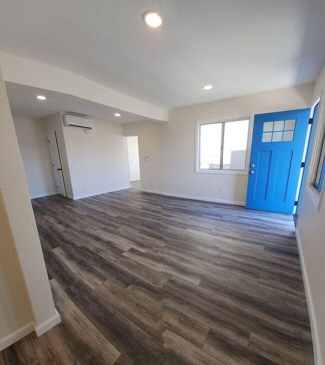 Building Photo - La Mesa Village Jr. One Bedroom-NICE SPACE $1000 HOLIDAY SPECIAL!