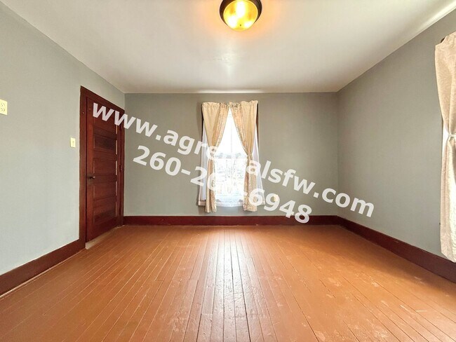 Building Photo - 116 E Pontiac St