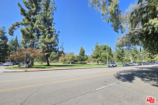Building Photo - 5800 Owensmouth Ave