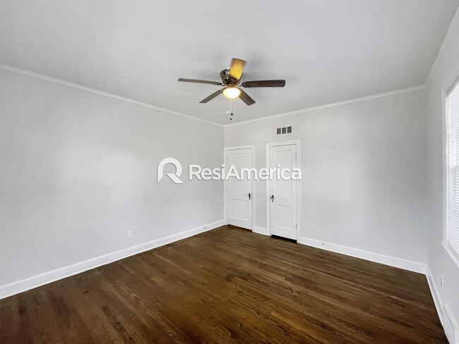 Building Photo - Beautifully Renovated Rental Near Rhodes C...