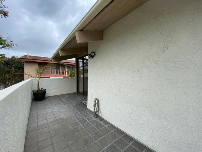 Building Photo - Lovely 2Bedroom, 2 Bathroom Condo!
