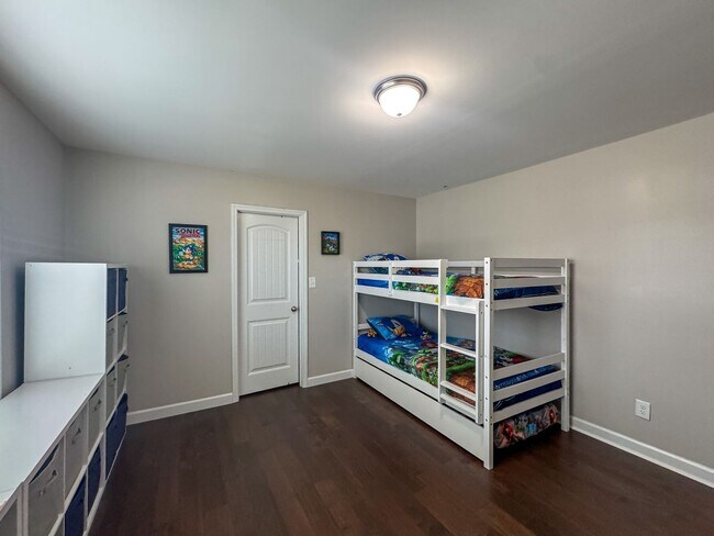 Building Photo - Gorgeous 4 Bed 2.5 Bath Home with Fenced Backyard