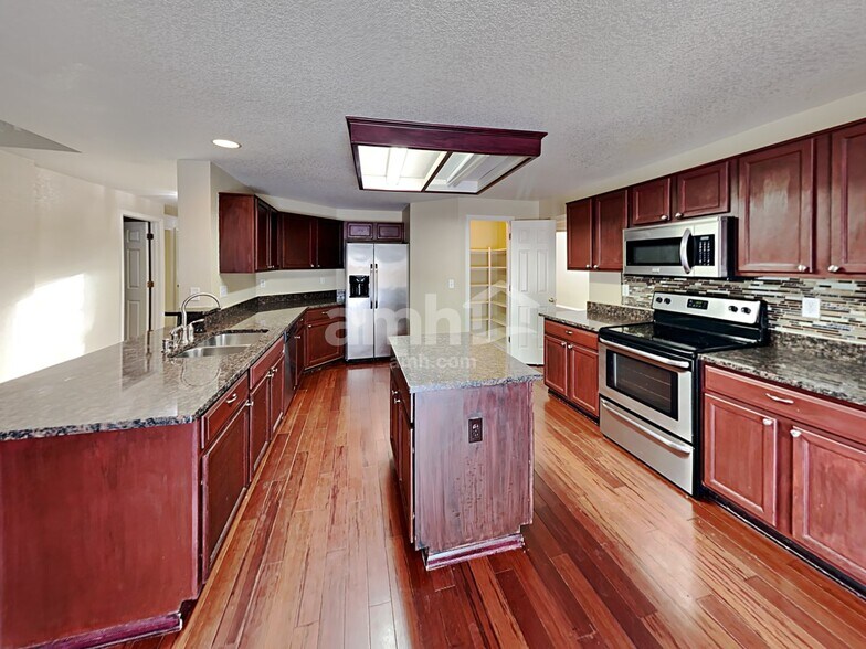 Building Photo - 13985 Elm St
