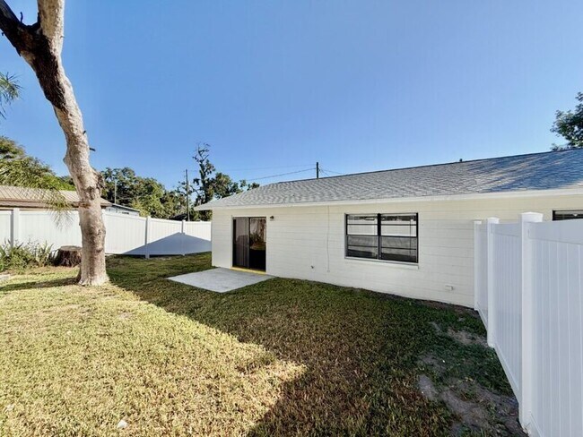 Building Photo - 5212 Peach Ave