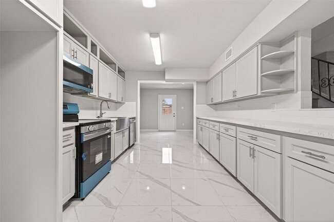 Building Photo - 7739 Antoine Dr