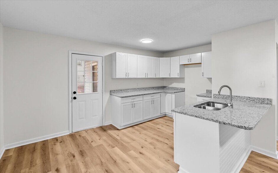 Building Photo - 718 Miles St