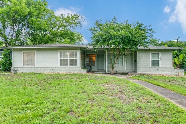Building Photo - 2-BEDROOM DUPLEX IN WILSHIRE TERRACE