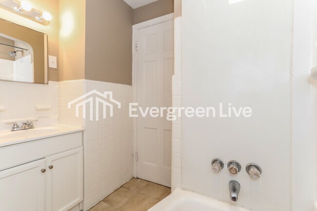 Building Photo - 5104 Lillian Dr