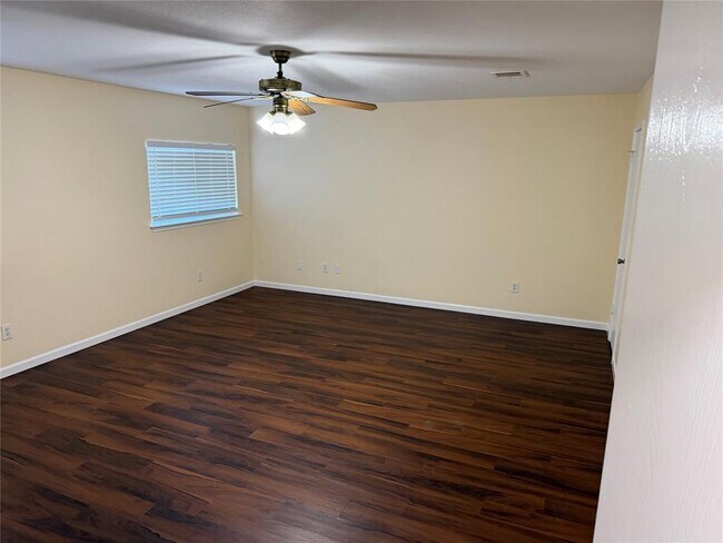 Building Photo - 2203 Bluebonnet Dr