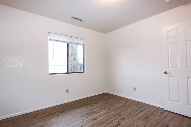 Building Photo - 8460 E Lakeshore Dr