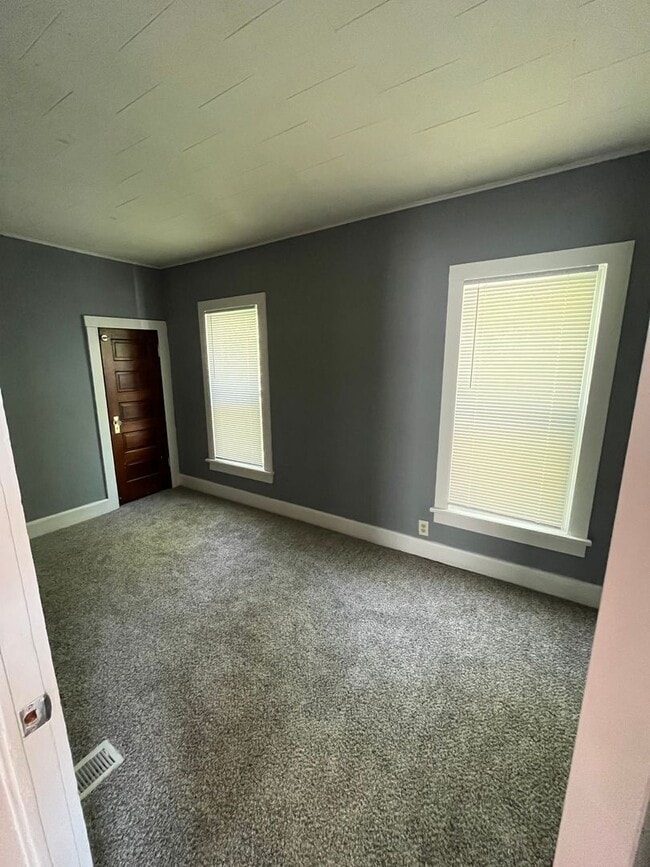 Building Photo - 1 1/2 story 2 Bedroom home!!