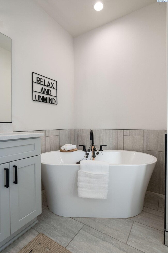 Building Photo - Generational suite w/separate entrance!