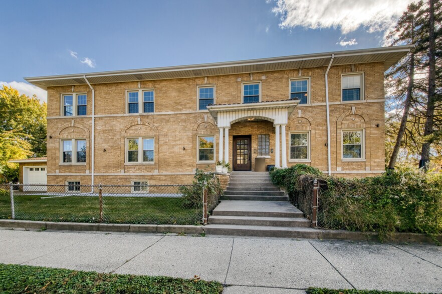 Main Entree - 7131 W Altgeld St