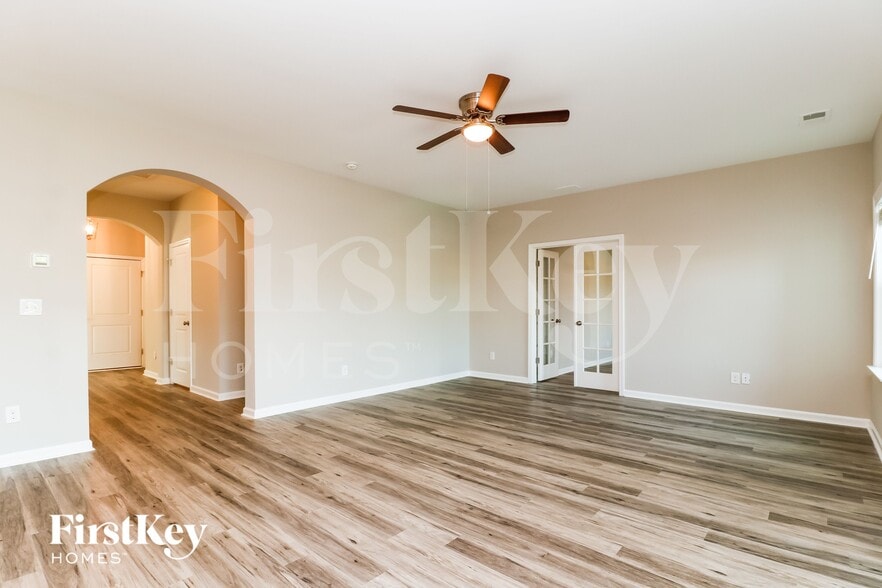 Building Photo - 244 Saxony Loop