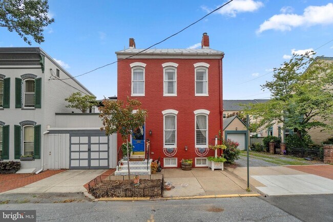 Building Photo - 15 E 4th St