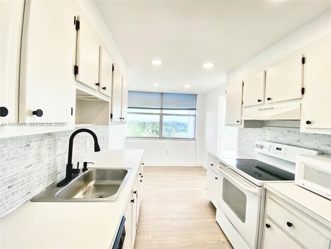 Building Photo - 1200 NE Miami Gardens Dr