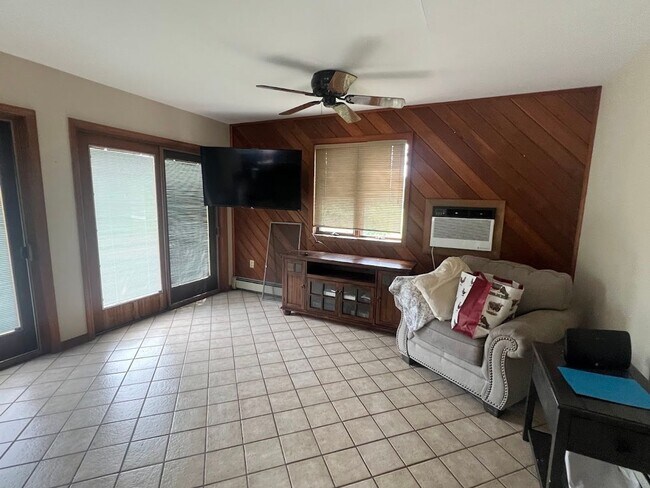 Building Photo - 3 Bedroom Home on 3 Acres