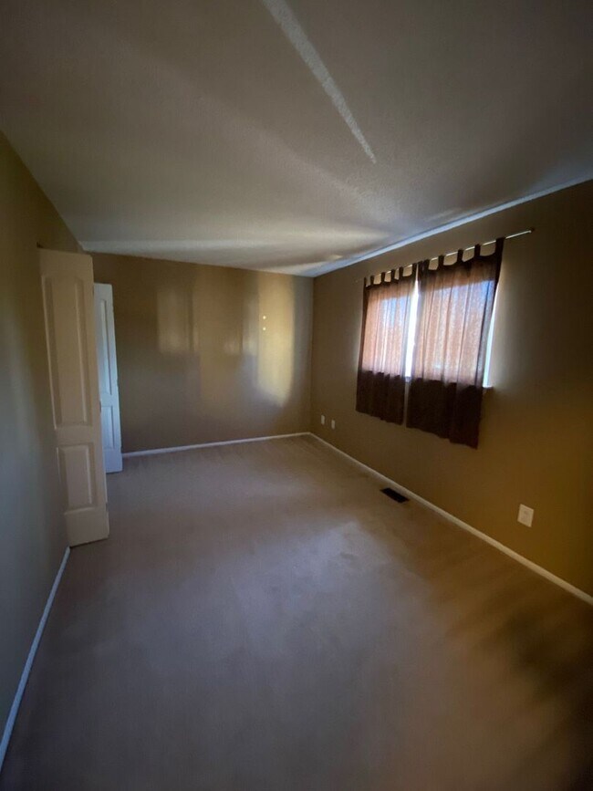 Building Photo - 2 Bedroom 1.5 Bath Townhome