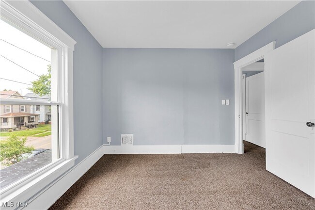 Building Photo - 204 Broad Ave NW