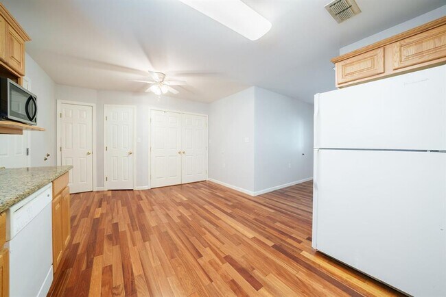 Building Photo - 1403 Broadmoor Dr