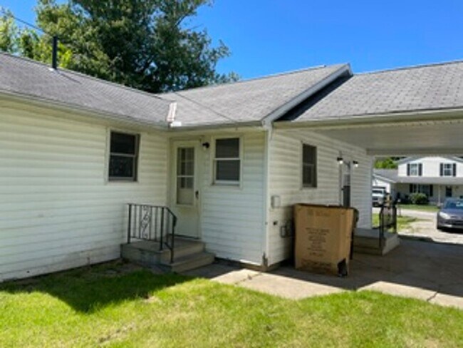 Building Photo - 2 Bed- 1 Bath - Single Family Home