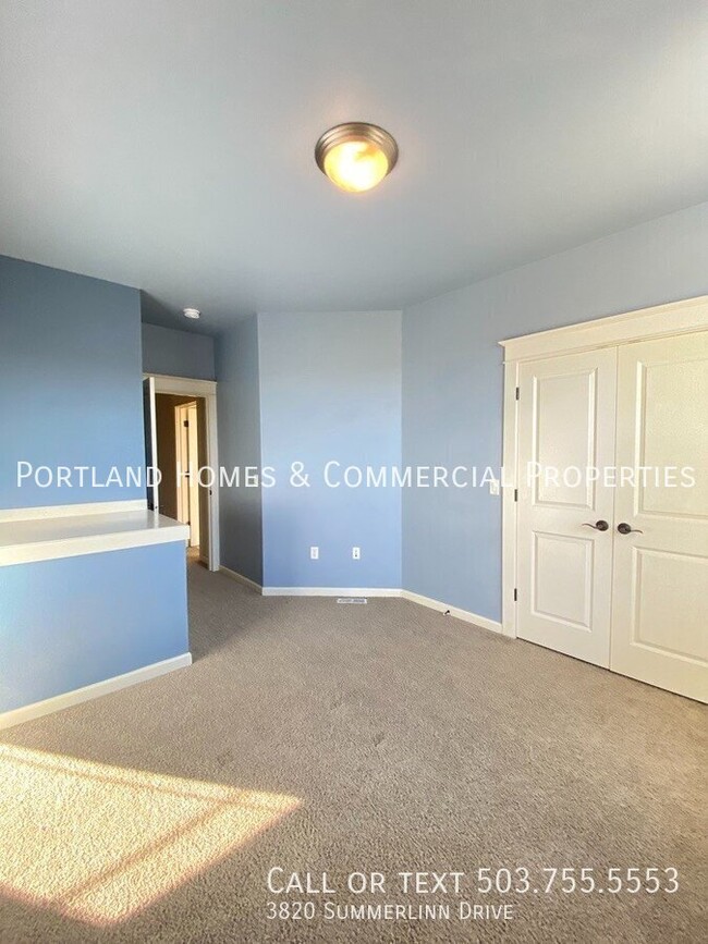 Building Photo - 2 Bed Townhome in a West Linn Community wi...