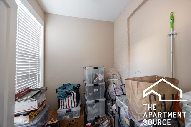 Building Photo - 3022 N Avers Ave