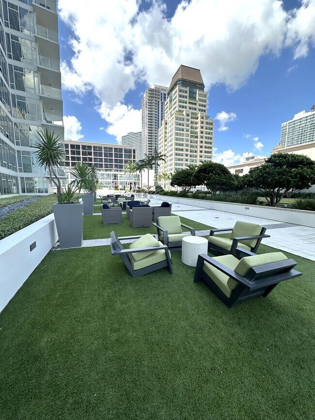 Building Photo - Unfurnished Annual DOWNTOWN ST. PETE - SIG...