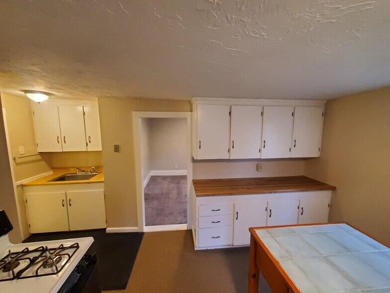 Building Photo - 215 Madison St