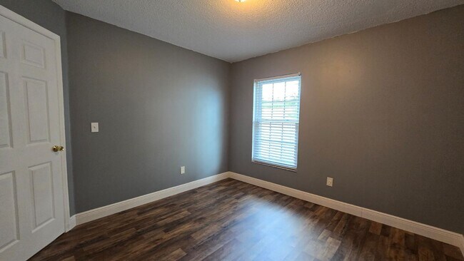 Building Photo - One Story Home in Royal Ridge, Davenport