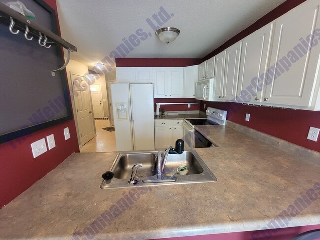 Building Photo - 3 Bedroom/2.5 Bathroom Townhome – Available August 1st!