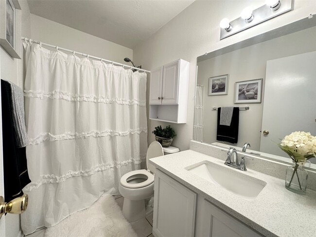 Building Photo - 8223 Golf Green Cir