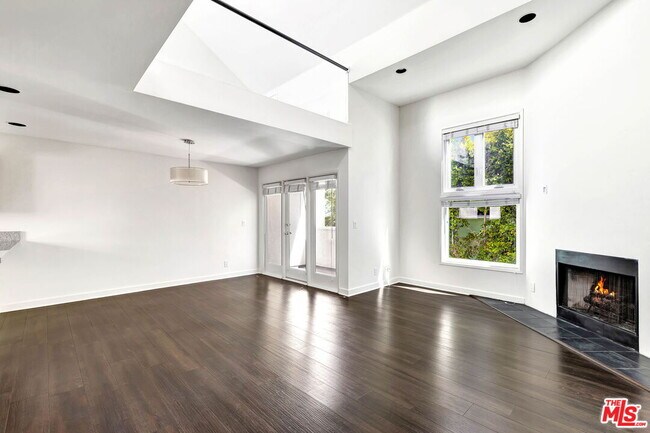 Building Photo - 811 21st St