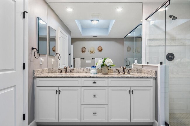 Building Photo - 814 Bay Colony Dr S