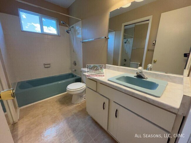 Building Photo - 1527 Spring Valley Dr