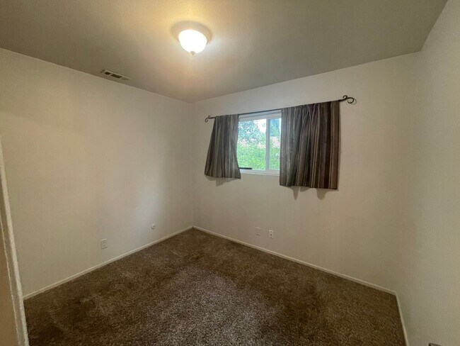 Building Photo - Ideal 4br/2ba single story with chefs kitchen