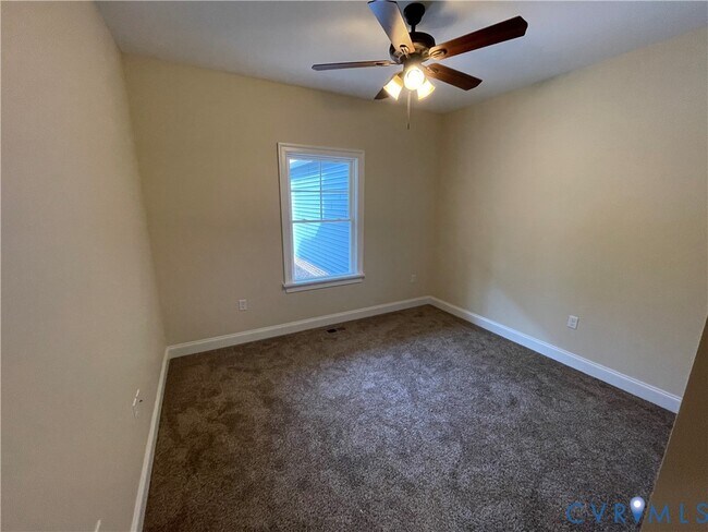 Building Photo - 2948 Pineview Dr