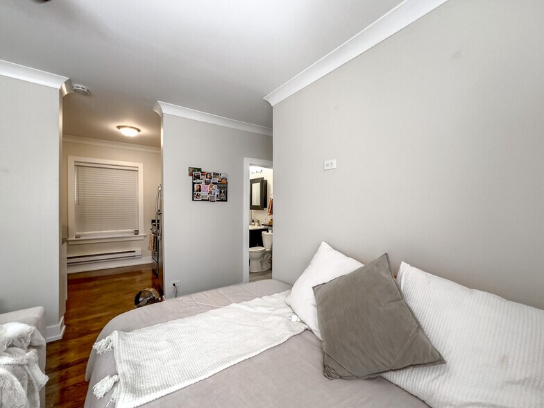 Building Photo - 648 W Roscoe St